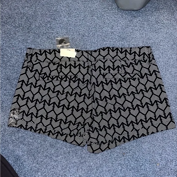 Women’s SO Black and White Arrow Shorts - size 7- **NEVER WORN** - Picture 2 of 3